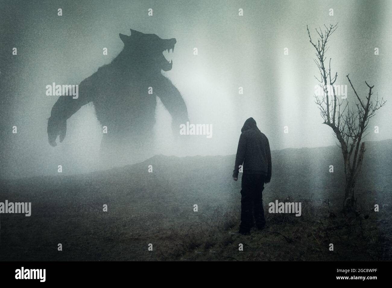 Ein Horrorkonzept eines Mannes, der auf einer launischen Bergseite eine riesige Werwolf-Figur ansieht. Mit einer Grunge-Bearbeitung Stockfoto