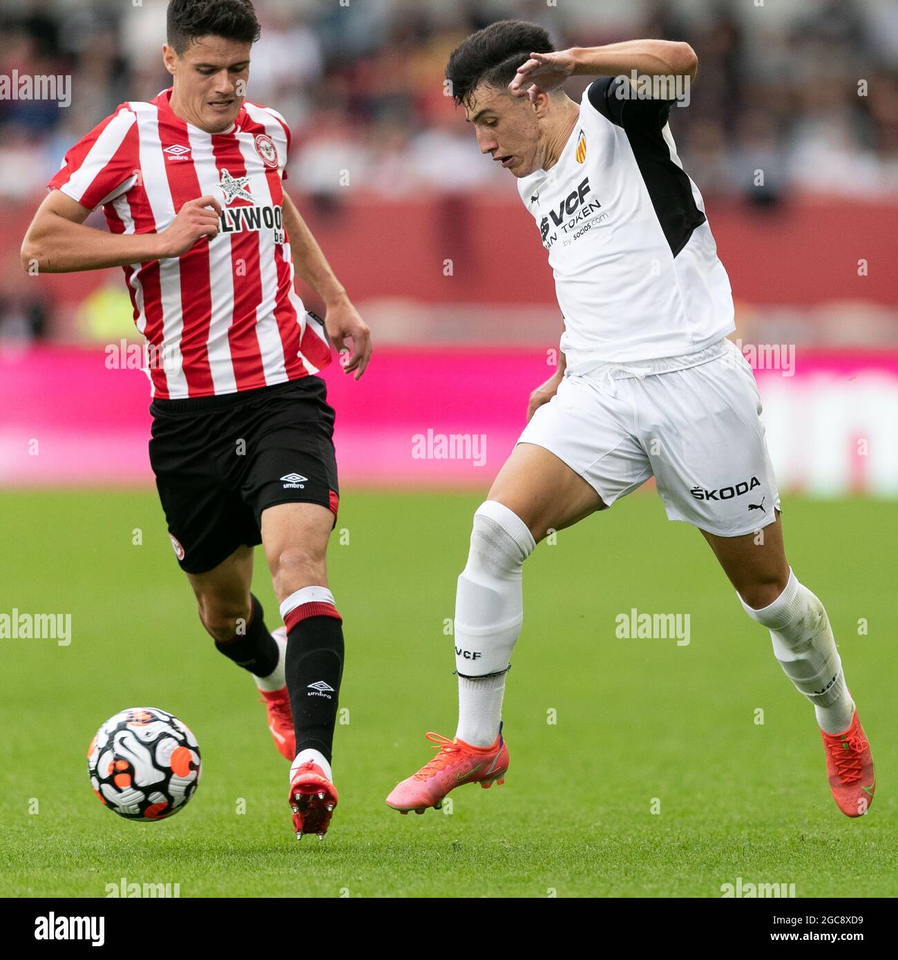 LONDON, GROSSBRITANNIEN. 7. AUGUST: Diego Lopez aus Valencia im Einsatz während des Vorsaison-Freundschaftsspiel zwischen Brentford und Valencia CF im Brentford Community Stadium, Brentford am Samstag, 7. August 2021. (Kredit: Juan Gasparini | MI Nachrichten) Kredit: MI Nachrichten & Sport /Alamy Live Nachrichten Stockfoto