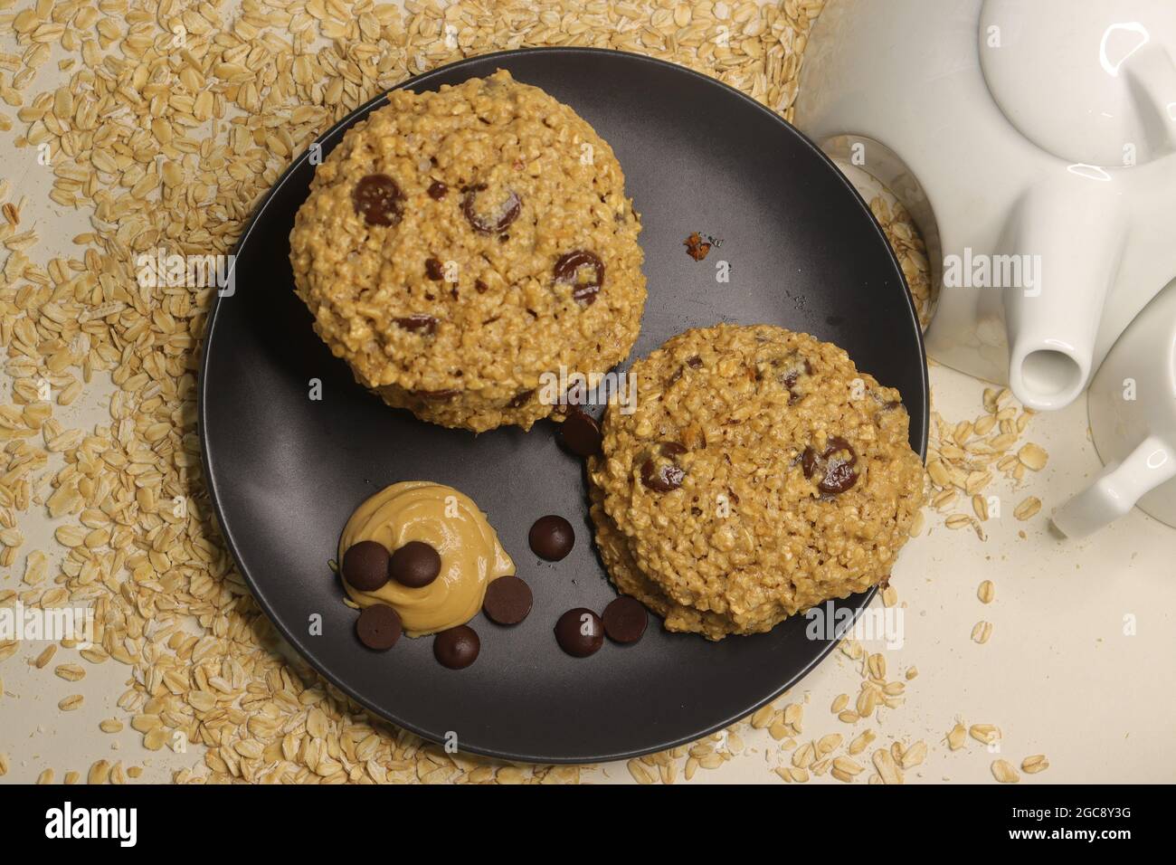 Erdnussbutter Haferflocken Choco Chips Cookies. Ein hausgemachter gesunder Snack. Aufgenommen auf weißem Hintergrund. Stockfoto