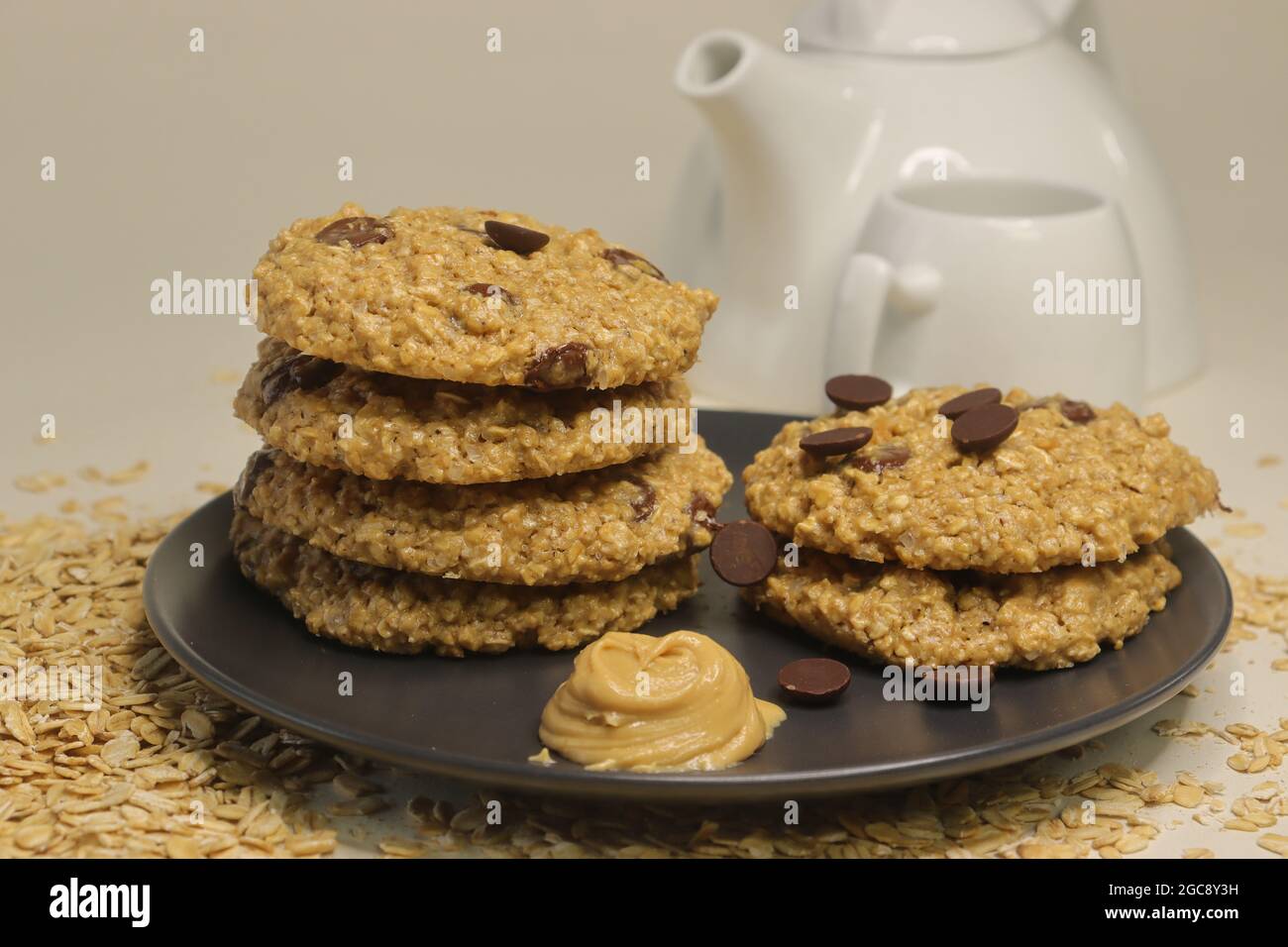 Erdnussbutter Haferflocken Choco Chips Cookies. Ein hausgemachter gesunder Snack. Aufgenommen auf weißem Hintergrund. Stockfoto