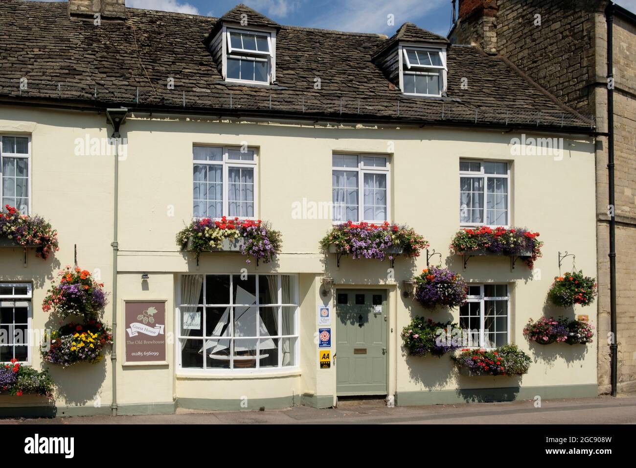 Rund um Cirencester, eine traditionelle Marktstadt in Gloucester in den Cotswolds. Das Old Brewhouse Guest House. Stockfoto