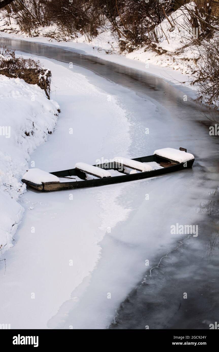 Boot auf einem gefrorenen Fluss Stockfoto