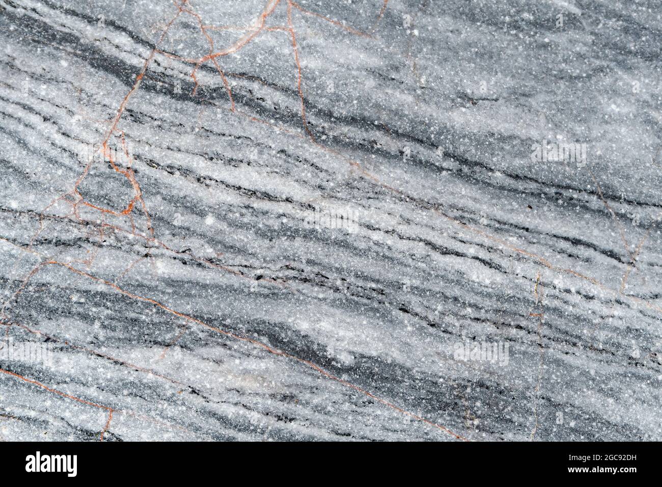 Eine Nahaufnahme von natürlichem Kalkstein. Sehr feine Details (das ist kein Rauschen). Kleine rostige Orangenadern. Stockfoto