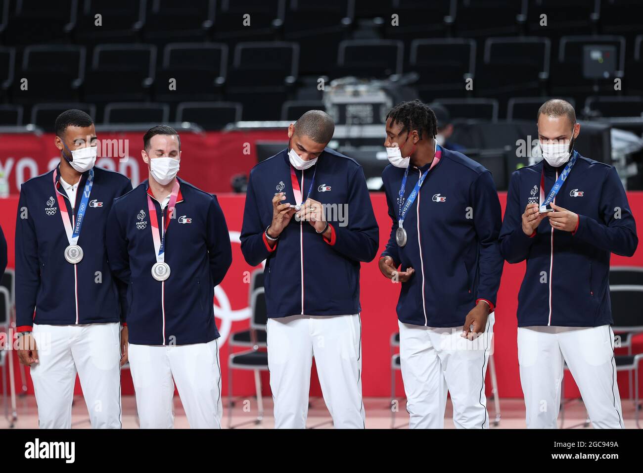 Saitama, Japan. August 2021. Französische Spieler nehmen an der Verleihung des Basketballs der Männer bei den Olympischen Spielen 2020 in Tokio in Saitama, Japan, am 7. August 2021 Teil. Quelle: Pan Yulong/Xinhua/Alamy Live News Stockfoto