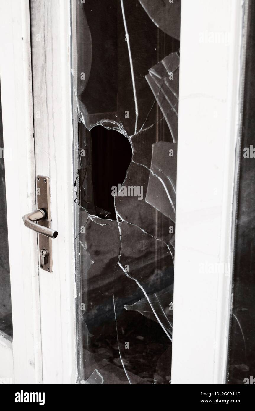 Tür mit zerbrochenem Glas Stockfoto