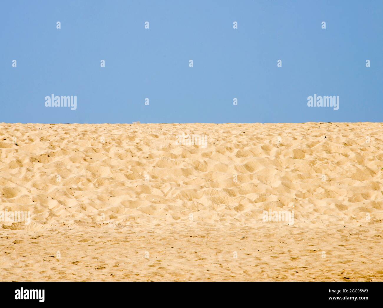 Klarer blauer Himmel und Sand Stockfoto