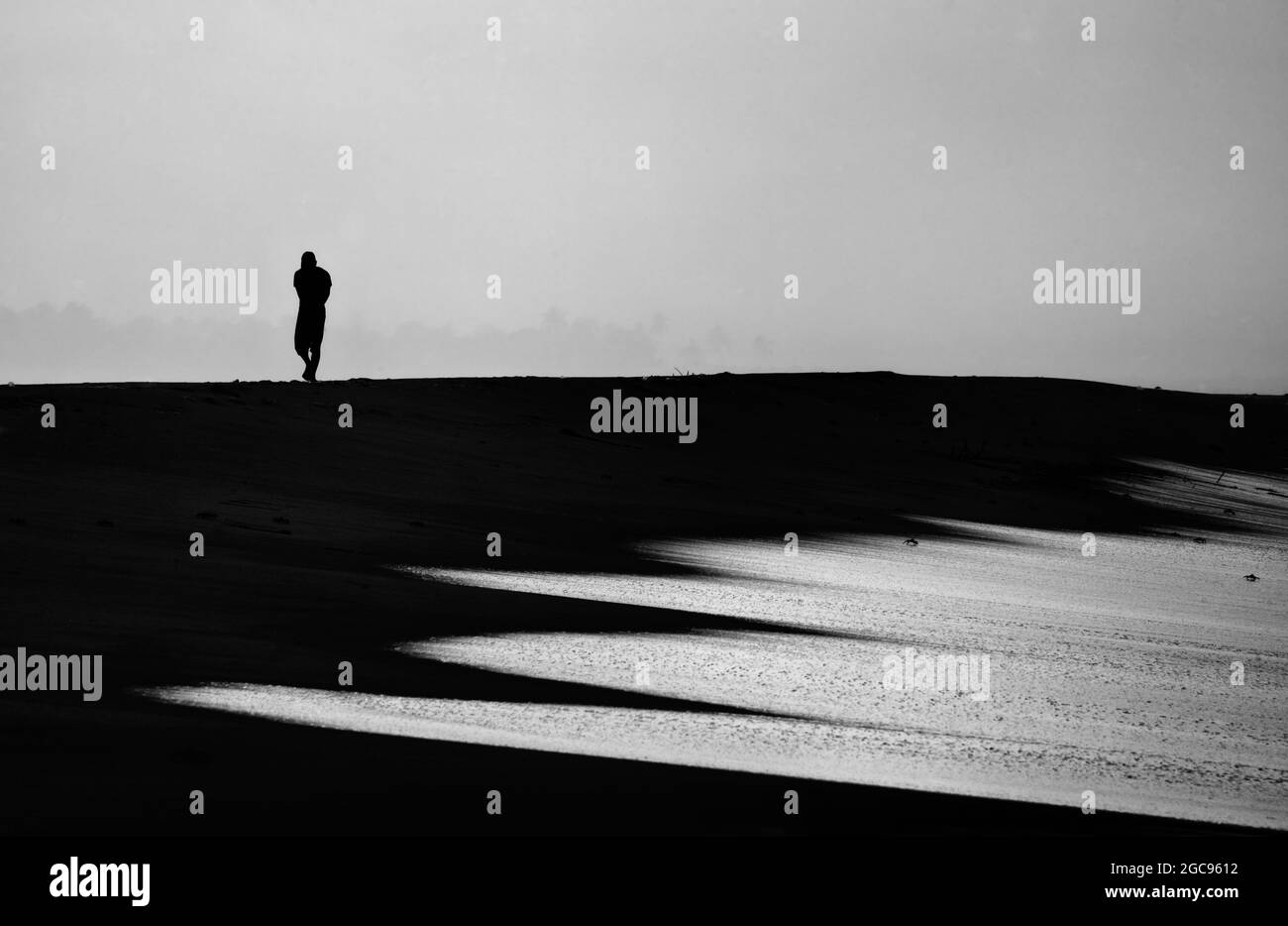 Mann zu Fuß am Strand Stockfoto