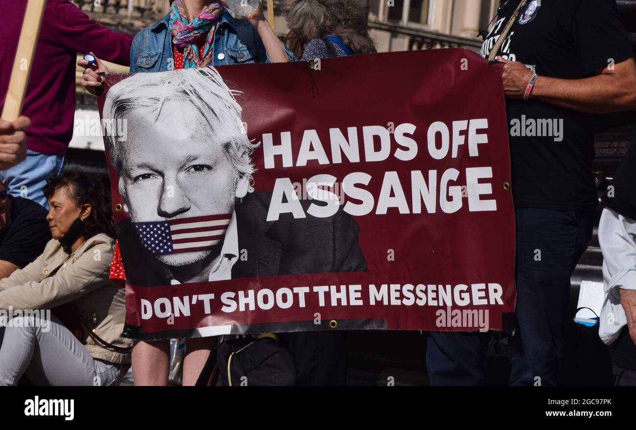 London, Großbritannien. August 2021. Freier Protest von Julian Assange im Piccadilly Circus. Im Rahmen der anhaltenden Proteste, die die Freilassung des WikiLeaks-Gründers forderten, versammelten sich erneut Demonstranten. (Kredit: Vuk Valcic / Alamy Live News) Stockfoto