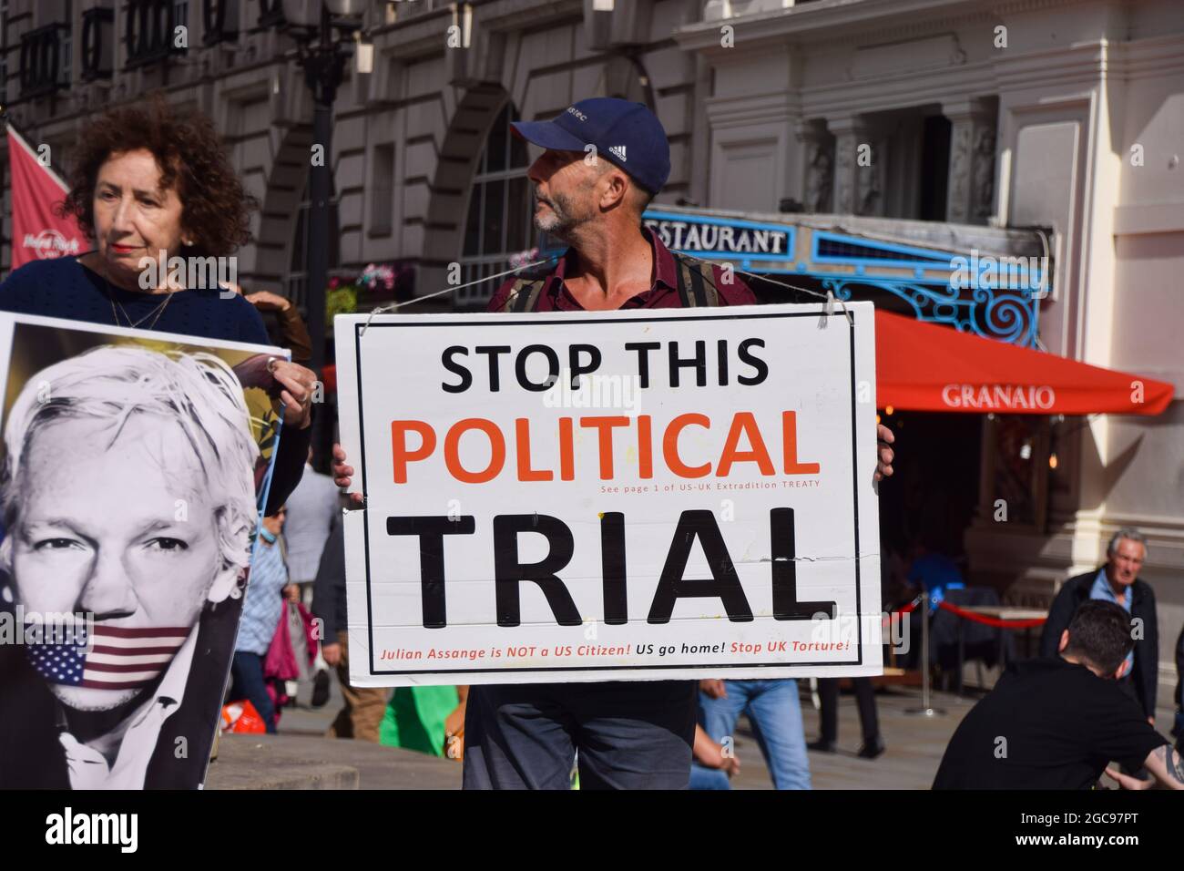 London, Großbritannien. August 2021. Freier Protest von Julian Assange im Piccadilly Circus. Im Rahmen der anhaltenden Proteste, die die Freilassung des WikiLeaks-Gründers forderten, versammelten sich erneut Demonstranten. (Kredit: Vuk Valcic / Alamy Live News) Stockfoto