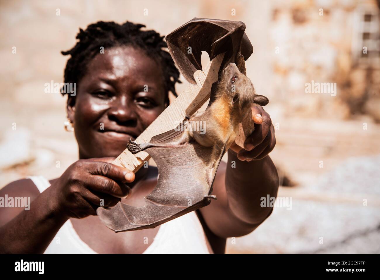 Frau mit einer Fledermaus Stockfoto
