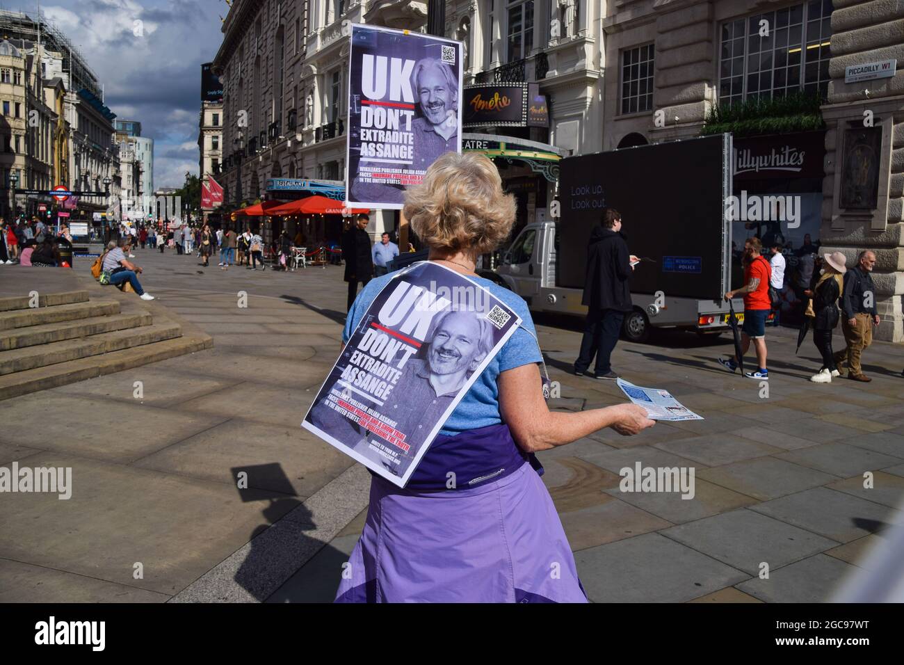 London, Großbritannien. August 2021. Freier Protest von Julian Assange im Piccadilly Circus. Im Rahmen der anhaltenden Proteste, die die Freilassung des WikiLeaks-Gründers forderten, versammelten sich erneut Demonstranten. (Kredit: Vuk Valcic / Alamy Live News) Stockfoto