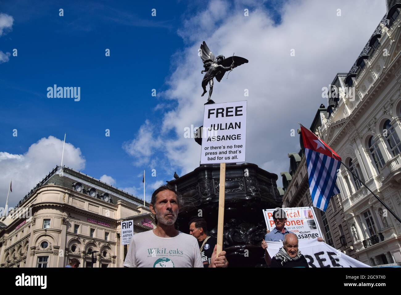 London, Großbritannien. August 2021. Freier Protest von Julian Assange im Piccadilly Circus. Im Rahmen der anhaltenden Proteste, die die Freilassung des WikiLeaks-Gründers forderten, versammelten sich erneut Demonstranten. (Kredit: Vuk Valcic / Alamy Live News) Stockfoto