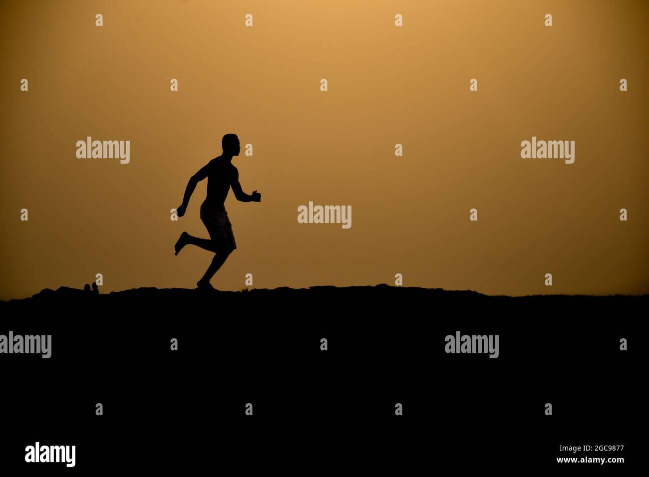 Barfuß schwarzer Mann beim Laufen Stockfoto