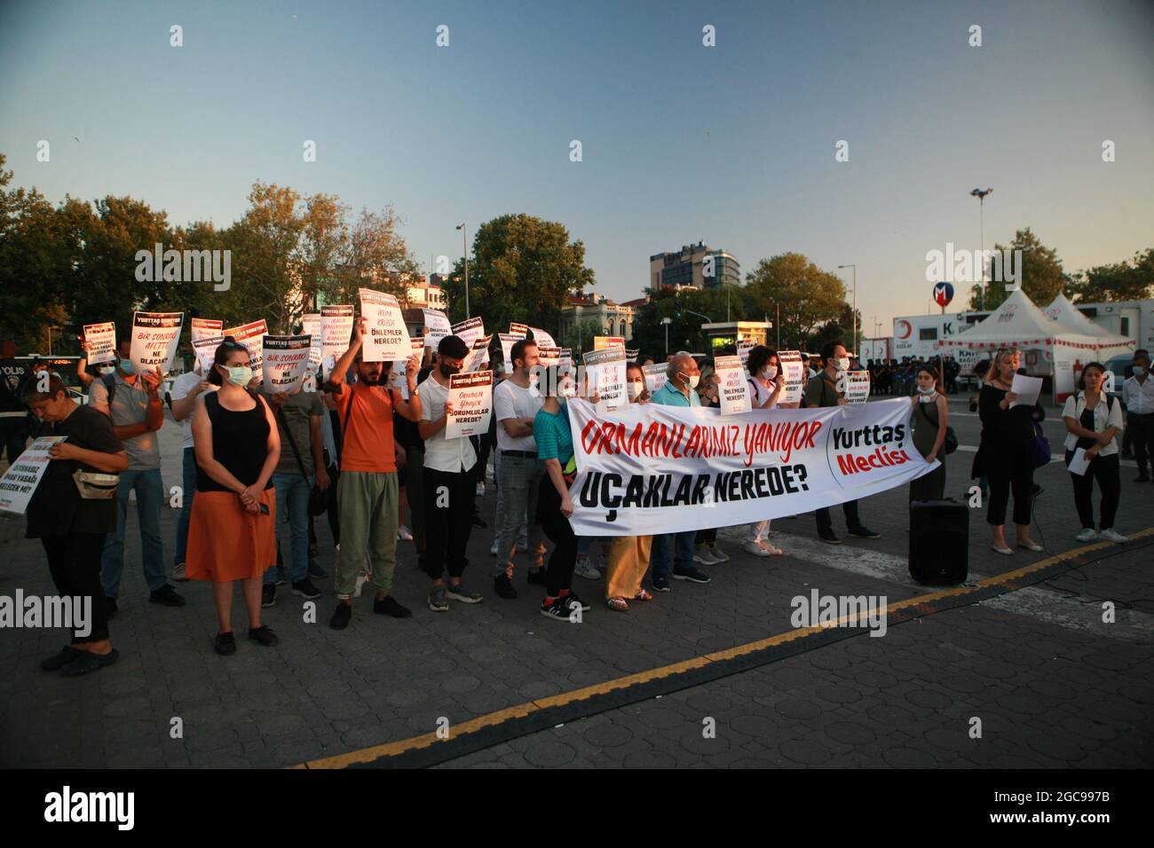 Istanbul, Türkei. August 2021. Demonstranten nehmen am Samstag, dem 7. August 2021, an einem Protest gegen den ineffizienten Umgang der türkischen Regierung mit Waldbränden in Istanbul, Türkei, Teil. (Foto: Ilker Eray/GocherImagery/Sipa USA) Quelle: SIPA USA/Alamy Live News Stockfoto