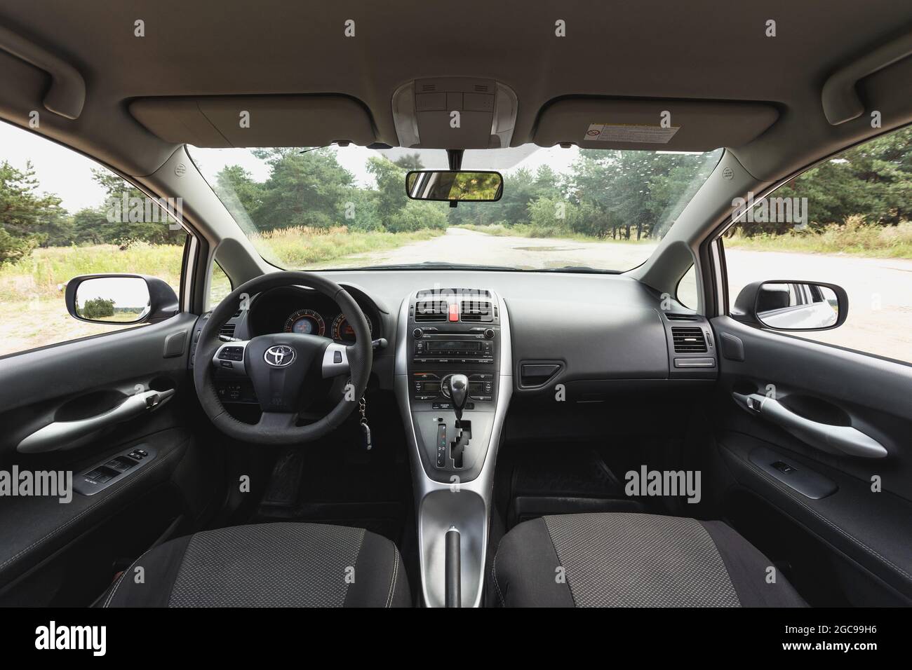 Dnipro, Ukraine - 30. Juli 2021: Toyota Auris 2012 Silber Farbe. Innenraum des Fahrzeugs Stockfoto