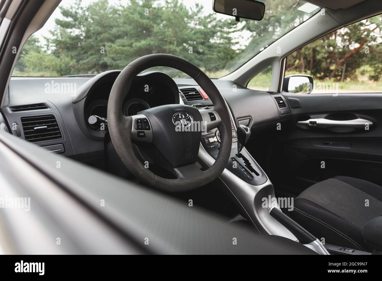 Dnipro, Ukraine - 30. Juli 2021: Toyota Auris 2012 Silber Farbe. Innenraum des Fahrzeugs Stockfoto