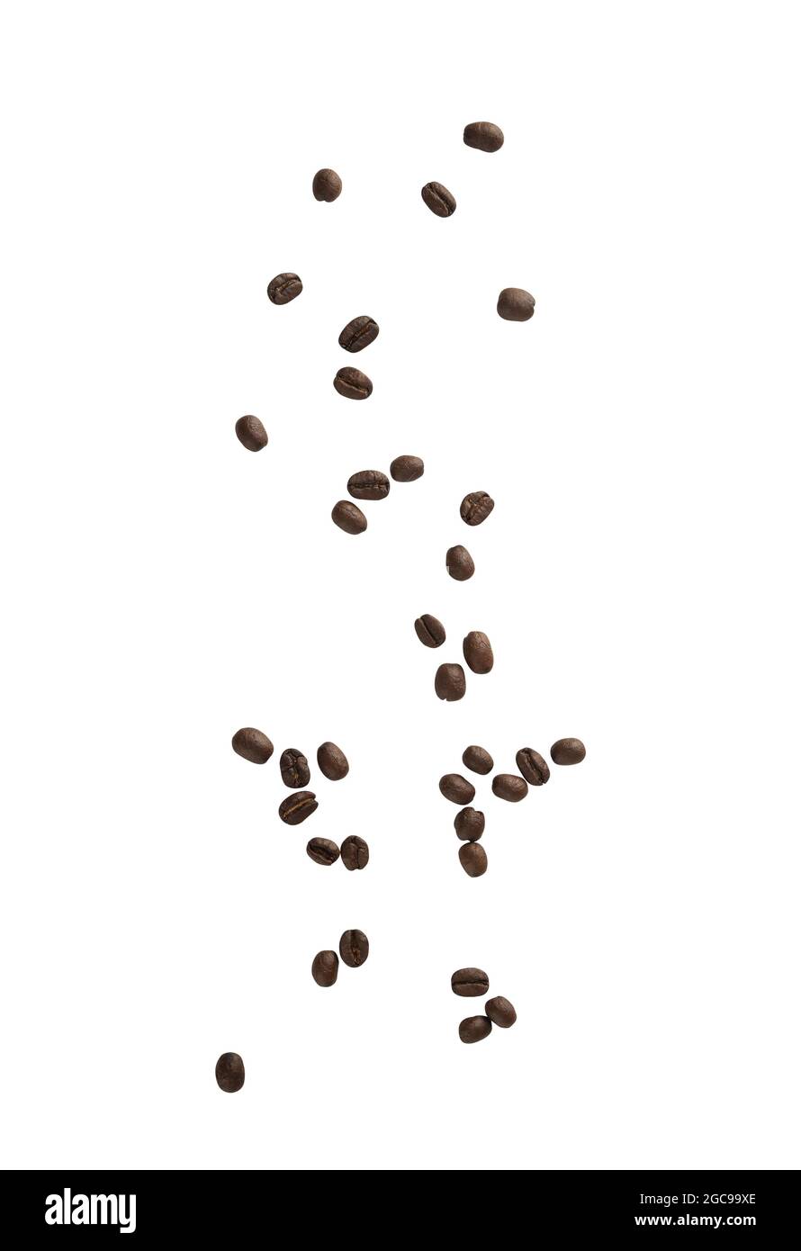 Kaffeebohnen fallen isoliert auf weißen Hintergrund mit Schneideweg. Stockfoto