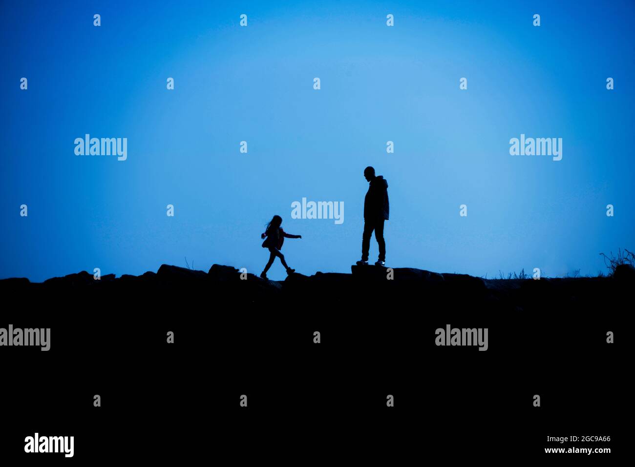 Silhouette eines Mannes und eines kleinen Mädchens Stockfoto
