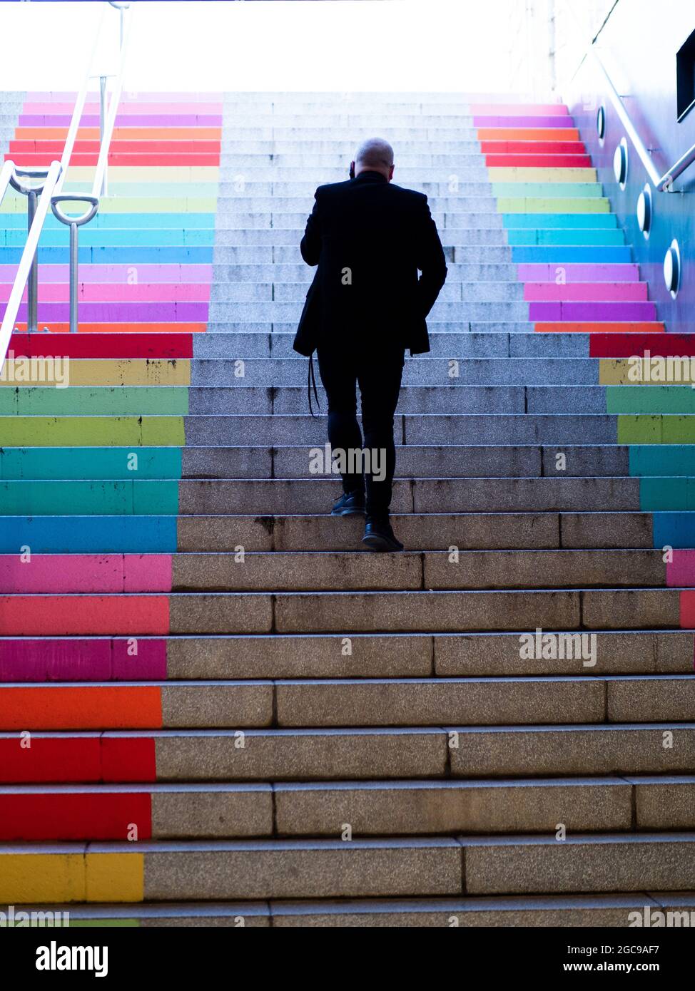 Mann in einem Anzug, der die Treppe hinauf geht Stockfoto