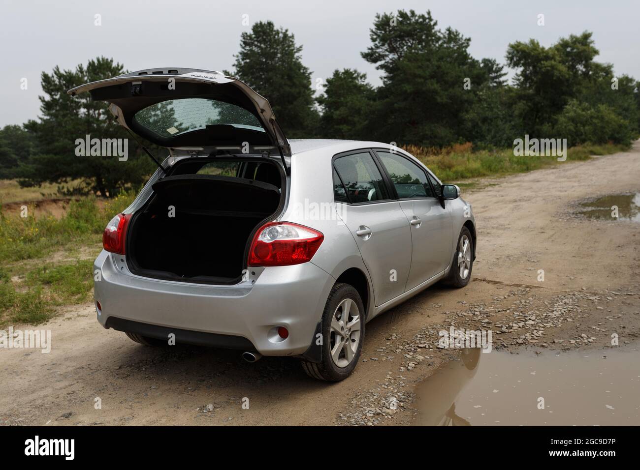 Dnipro, Ukraine - 30. Juli 2021: Toyota Auris 2012 silberfarben mit offenem Kofferraum Stockfoto