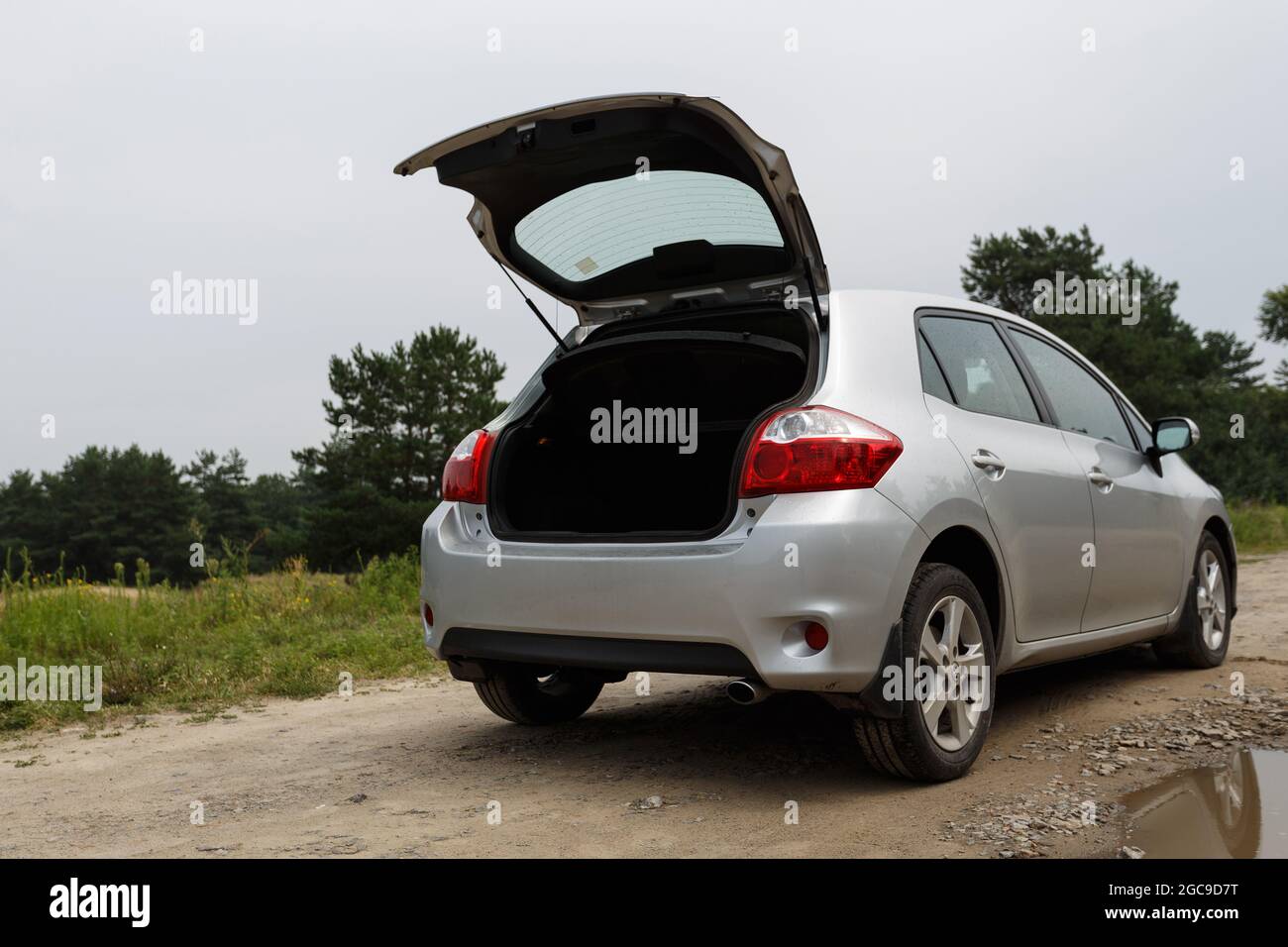 Dnipro, Ukraine - 30. Juli 2021: Toyota Auris 2012 silberfarben mit offenem Kofferraum Stockfoto