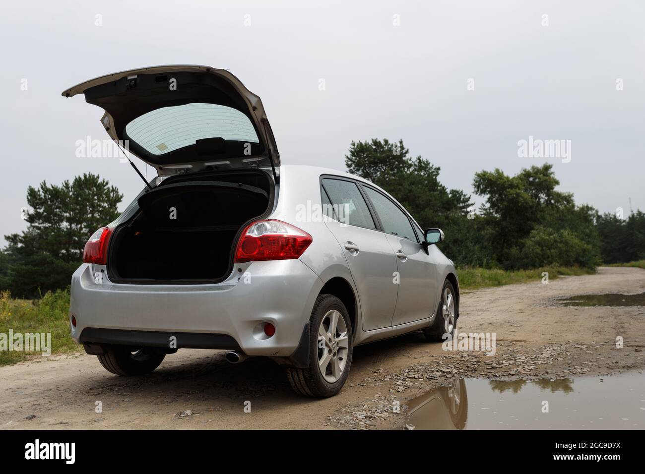 Dnipro, Ukraine - 30. Juli 2021: Toyota Auris 2012 silberfarben mit offenem Kofferraum Stockfoto