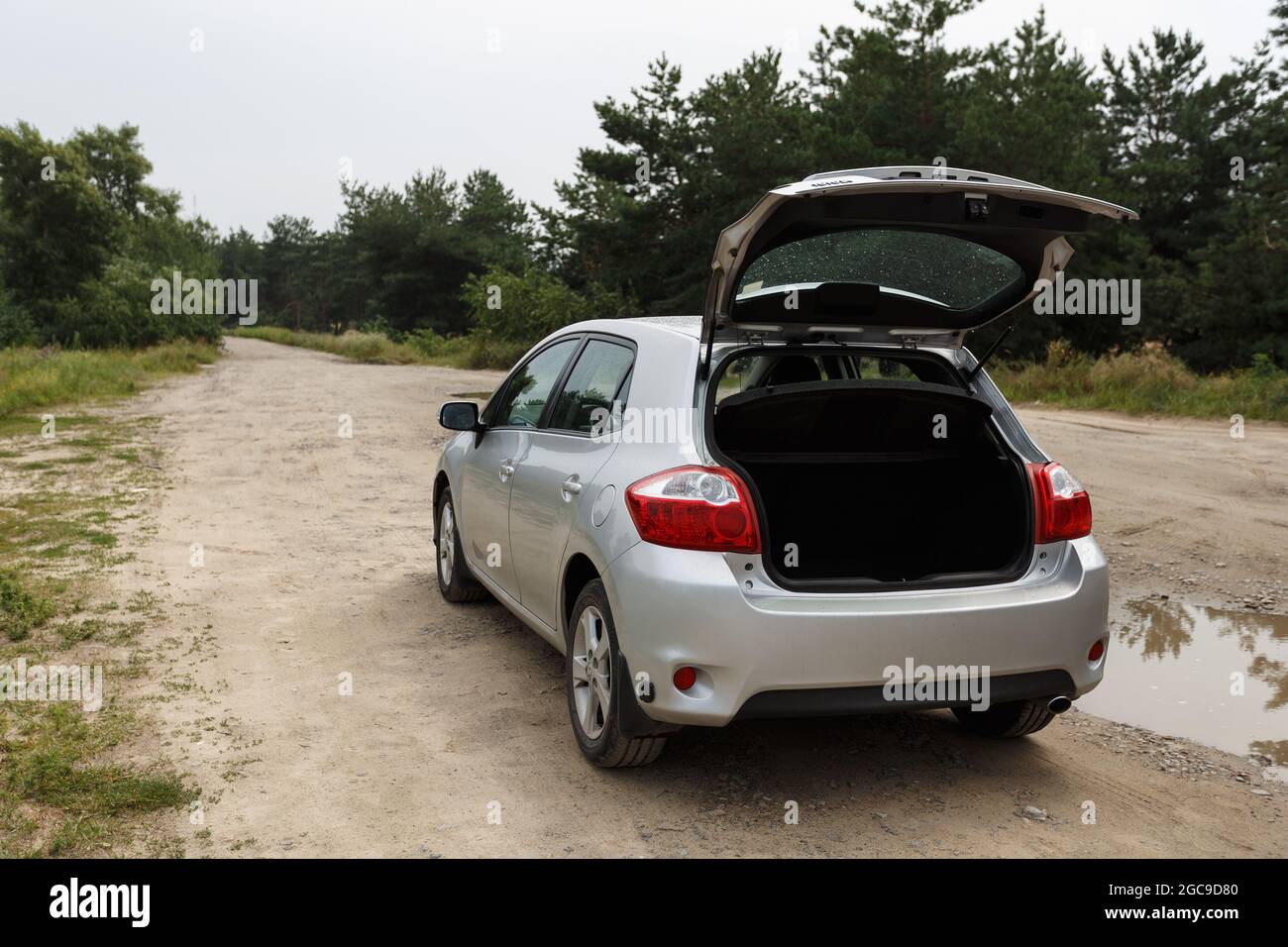 Dnipro, Ukraine - 30. Juli 2021: Toyota Auris 2012 silberfarben mit offenem Kofferraum Stockfoto