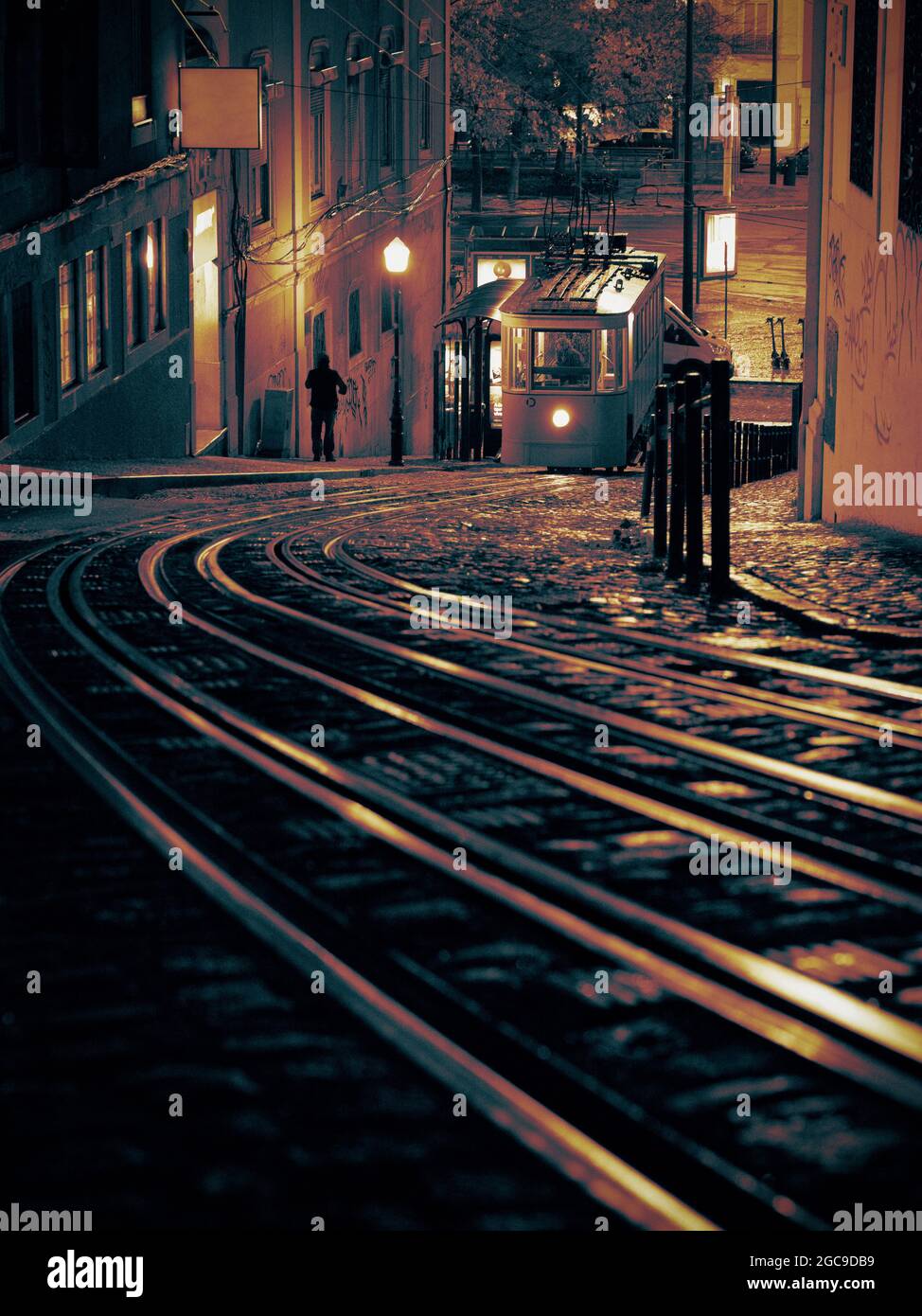 Straßenbahn in Lissabon bei Nacht Stockfoto