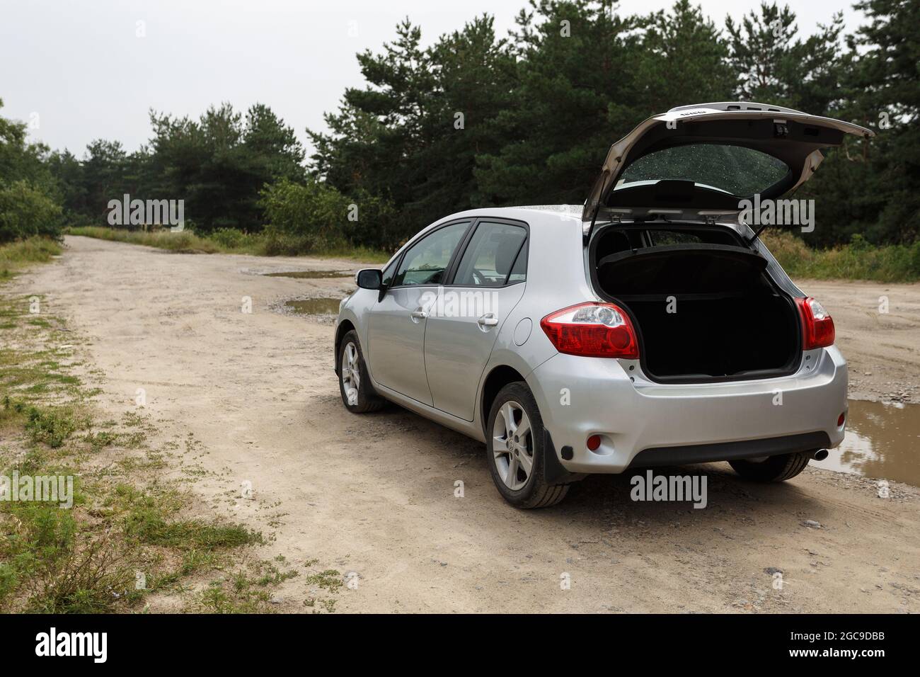 Dnipro, Ukraine - 30. Juli 2021: Toyota Auris 2012 silberfarben mit offenem Kofferraum Stockfoto