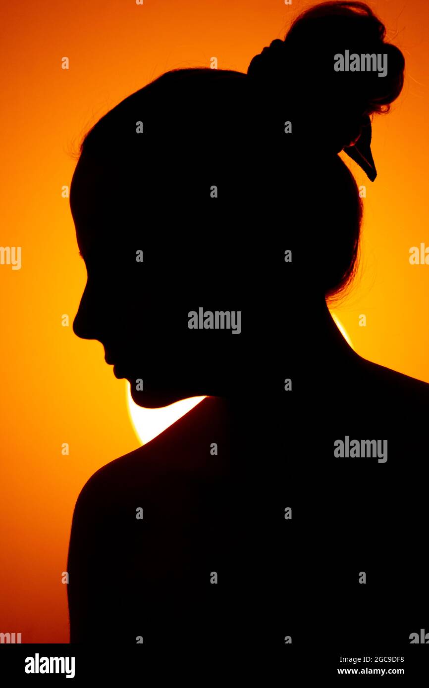 Silhouette einer Frau mit einem Brötchen Stockfoto
