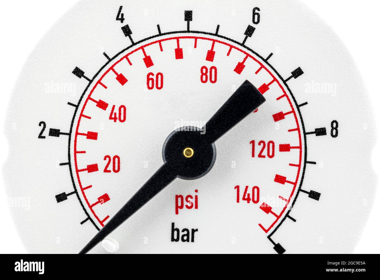 Makrofoto eines Manometers mit einer Skala von bis zu 10 BAR, das einen Druck von 0 PSI BAR anzeigt, isoliert auf weißem Hintergrund. Stockfoto