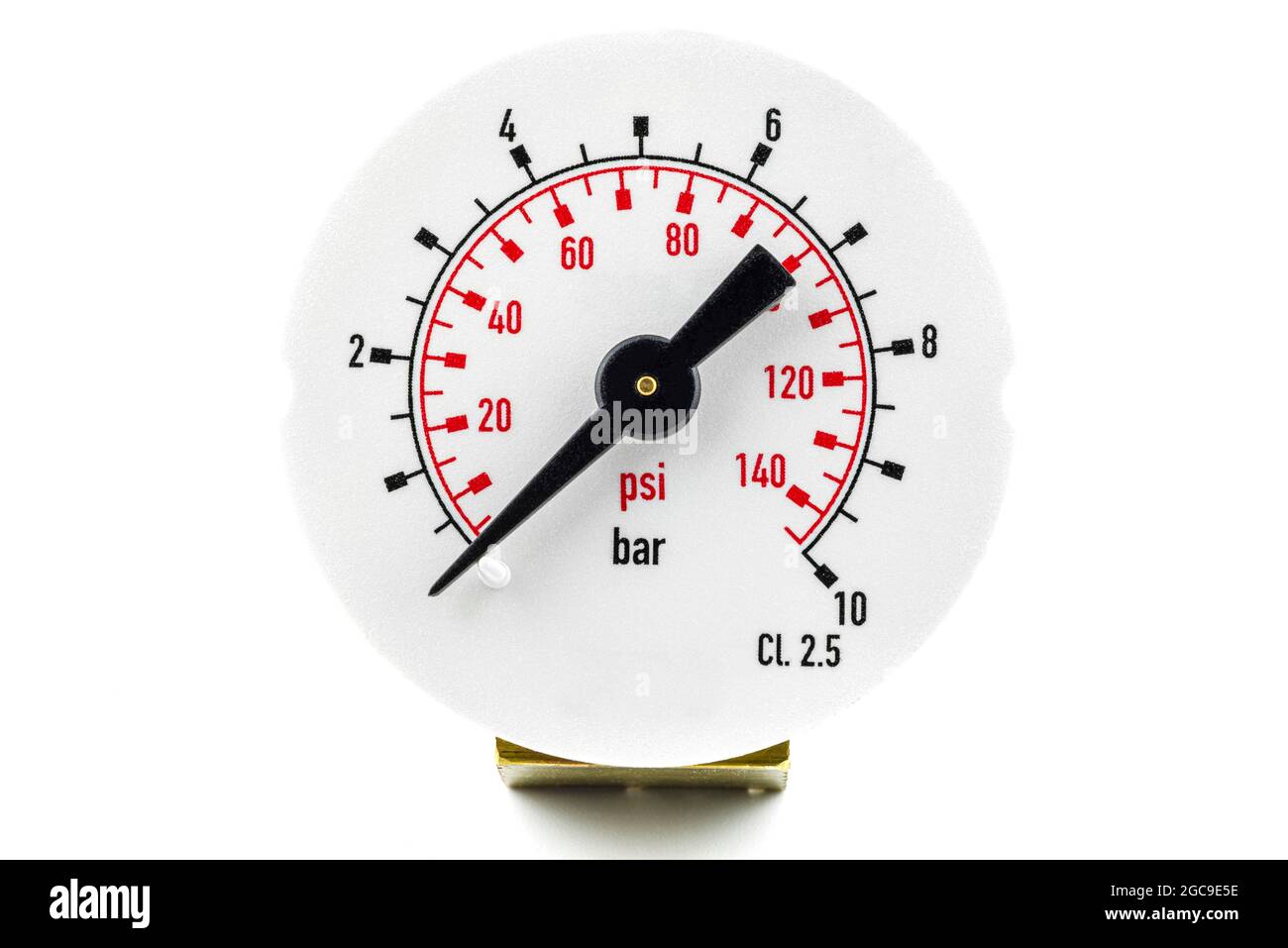 Makrofoto eines Manometers mit einer Skala von bis zu 10 BAR, das einen Druck von 0 PSI BAR anzeigt, isoliert auf weißem Hintergrund. Stockfoto