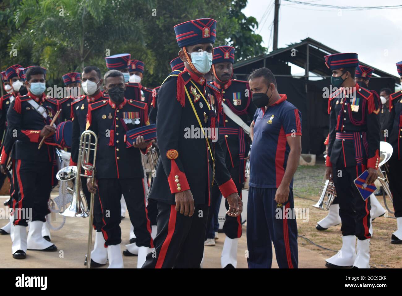 Sri Lanka Army Personal Vorbereitung auf die Eröffnungszeremonie eines Sportereignisses. Cricket Grounds der Army Ordinance. Dombagoda. Sri Lanka. Stockfoto