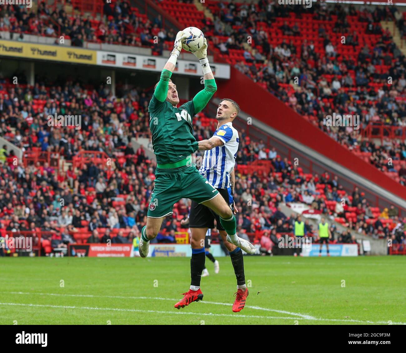 London, Großbritannien. August 2021. Craig MacGillivray #1 von Charlton Athletic fängt den Ball, während er unter dem Druck von Florian Kamberi #20 von Sheffield Wednesday am 8/7/2021 in London, Großbritannien, steht. (Foto von Simon Bissett/News Images/Sipa USA) Quelle: SIPA USA/Alamy Live News Stockfoto