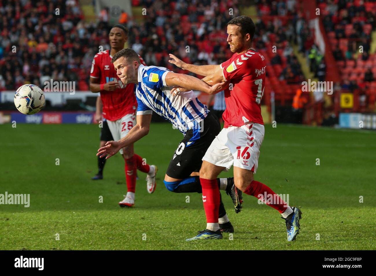 London, Großbritannien. August 2021. Florian Kamberi #20 von Sheffield Mittwoch fordert Adam Matthews #16 von Charlton Athletic am 8/7/2021 in London, Großbritannien, für den Ball heraus. (Foto von Simon Bissett/News Images/Sipa USA) Quelle: SIPA USA/Alamy Live News Stockfoto