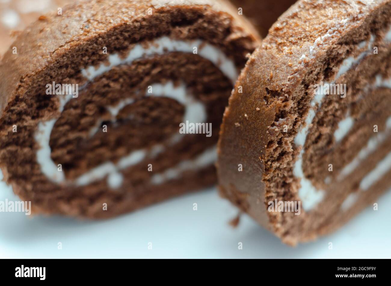 Schokoladen-Biskuitrolle mit Vanillegeschmack, Schweizer Schokoladenrolle, wirbelter Kuchen Stockfoto