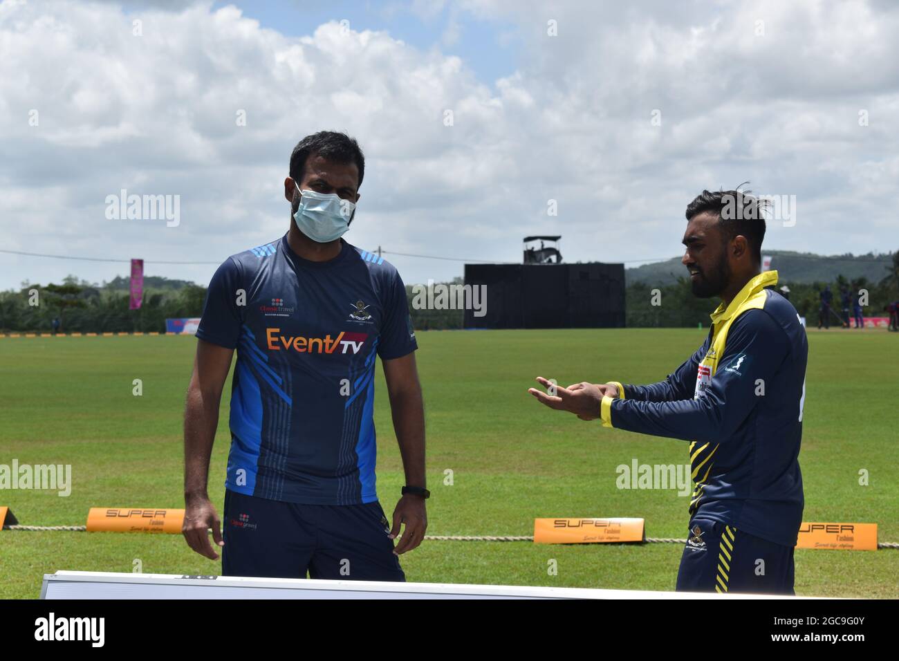 Sri-lankische Cricketspieler Upul Tharanga und Ashan Priyanjan unterhalten sich. Das malerische Cricket-Gelände der Army Ordinance. Dombagoda. Sri Lanka. Stockfoto