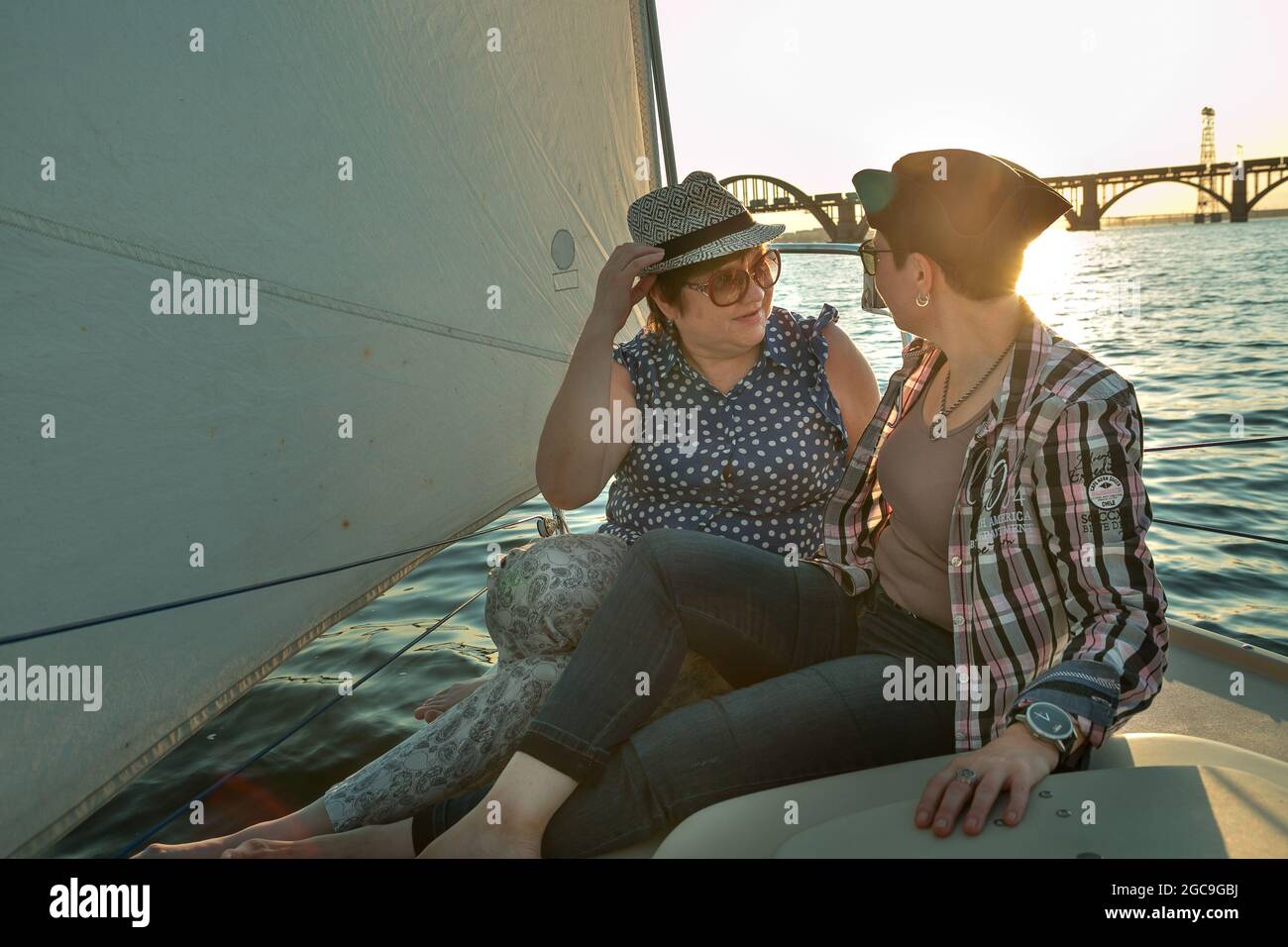 Ein luxuriöser Yacht-Urlaub. Glückliche hübsche Freundin von Frauen mittleren Alters auf dem Bootsdeck schweben auf dem Fluss. Stockfoto