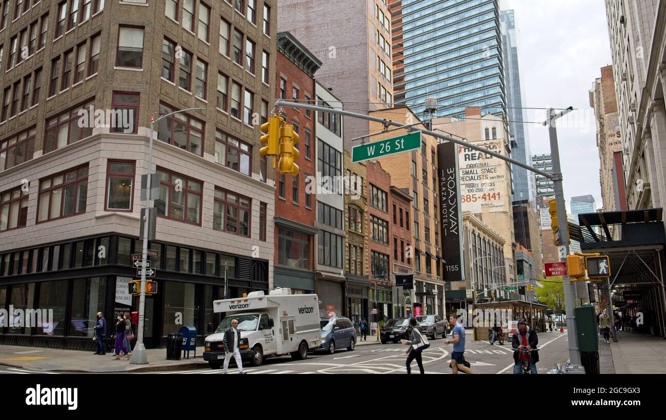 New York, NY, USA - 7. Aug 2021: Blick nach oben auf Broadway und 26th Street, da die Straße teilweise für den Autoverkehr gesperrt wird Stockfoto