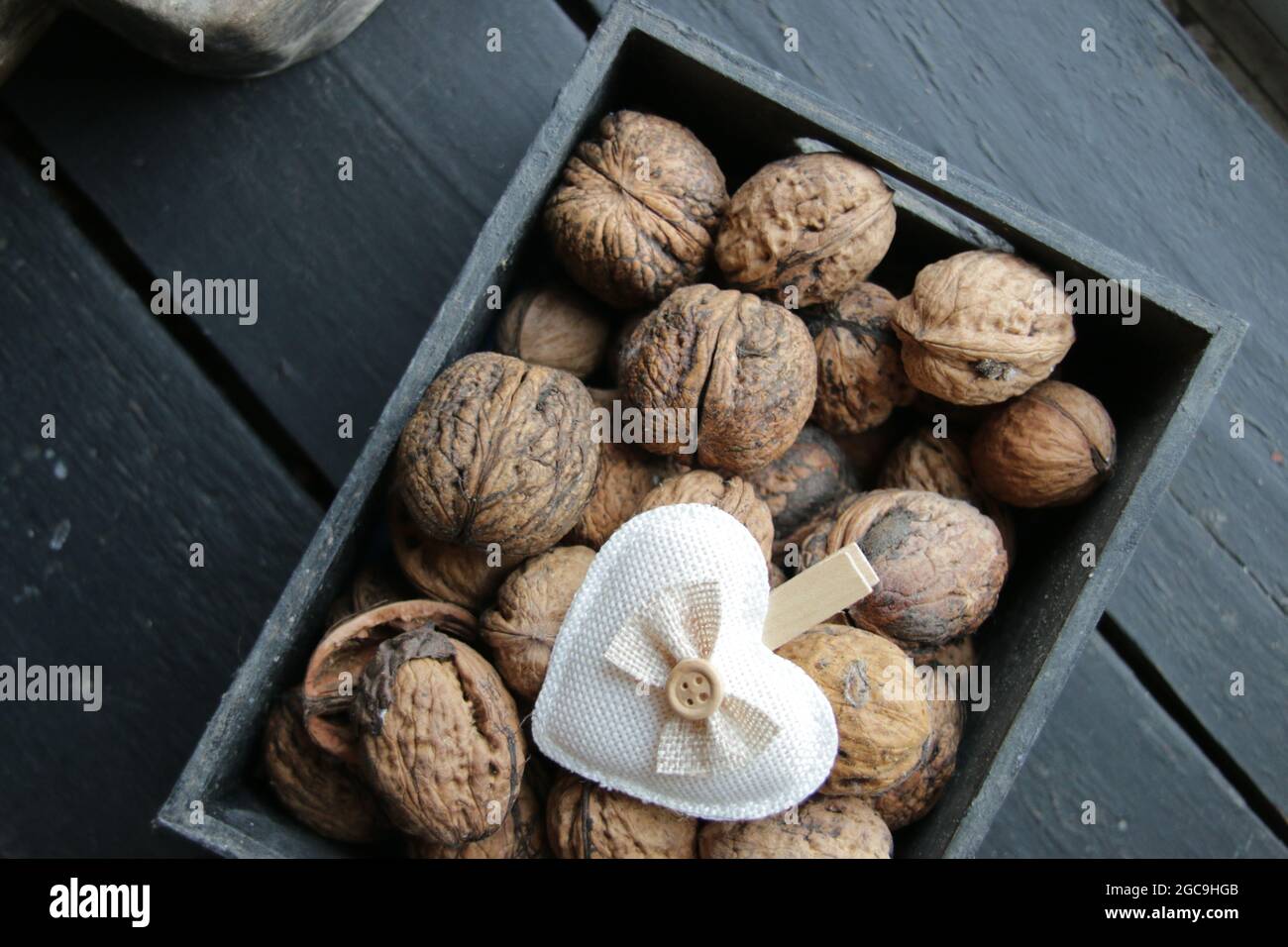 Liebe kreative Hintergrund. Herz und Walnüsse, Retro-Style. Stockfoto