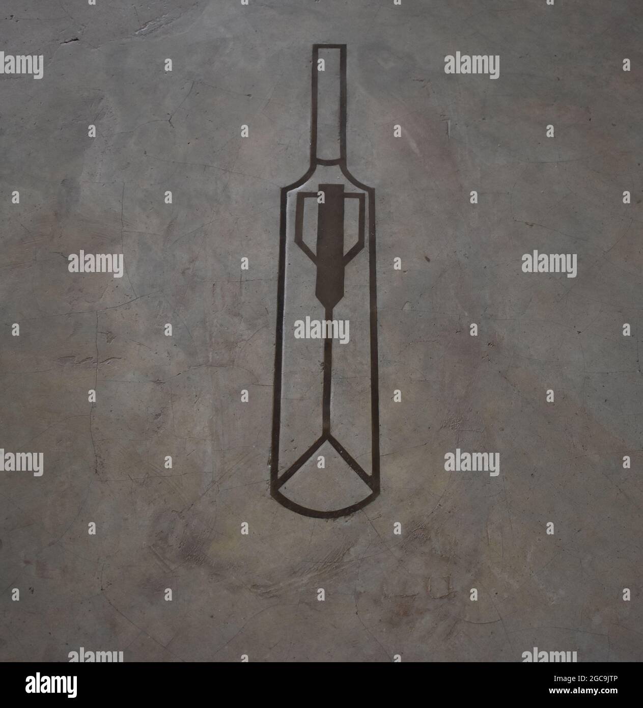 Schnitzereien von Fledermaus, Ball, Pads, Handschuhen, Helm-Cricket-Ausrüstung auf dem Boden des Sportkomplexes der Army Ordinance Cricket Grounds. Dombagoda, Sri Lanka. Stockfoto