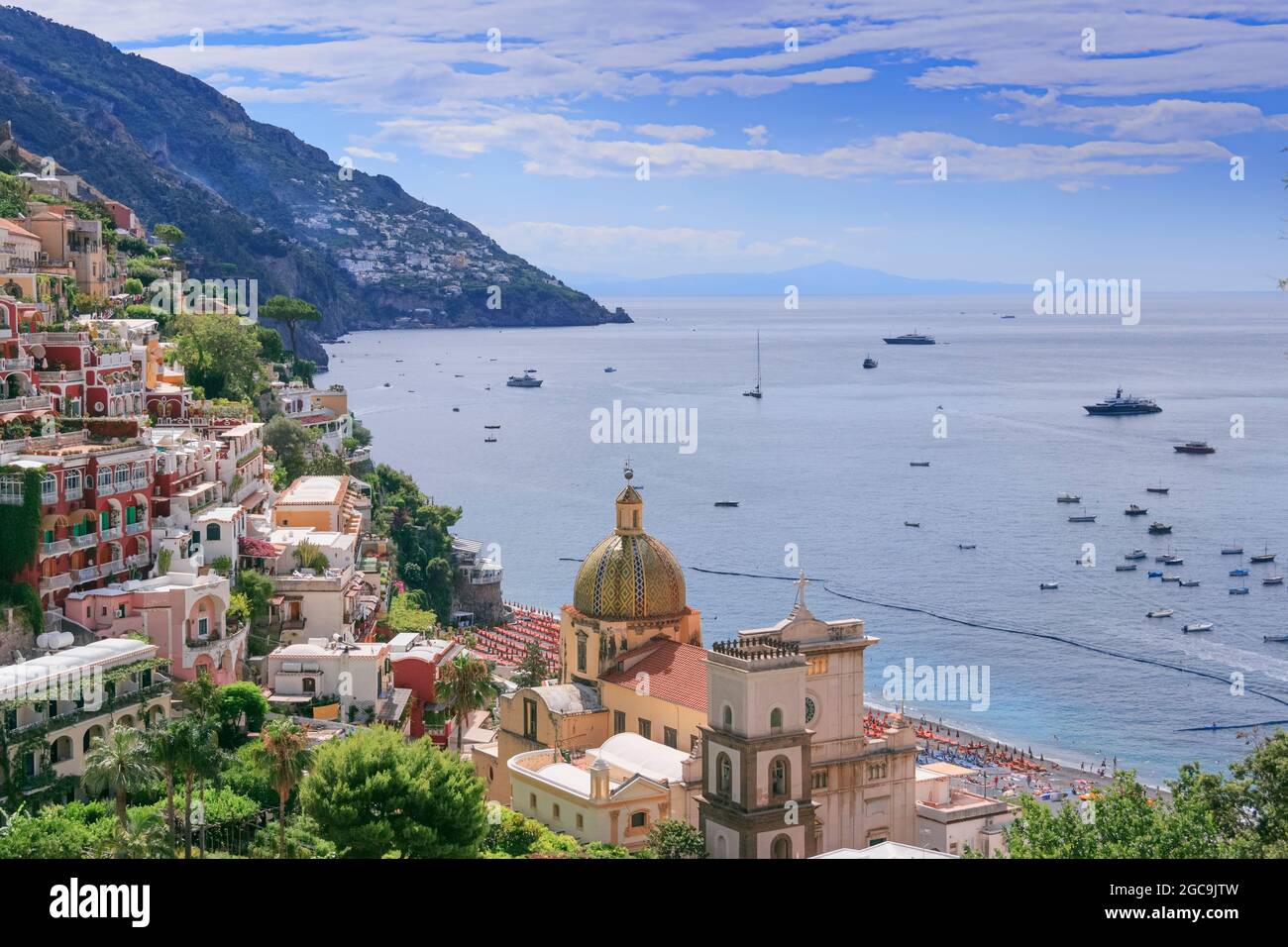 Amalfiküste (Costiera Amalfitana): Panoramablick auf die Stadt Positano in Italien (Kampanien). Stockfoto