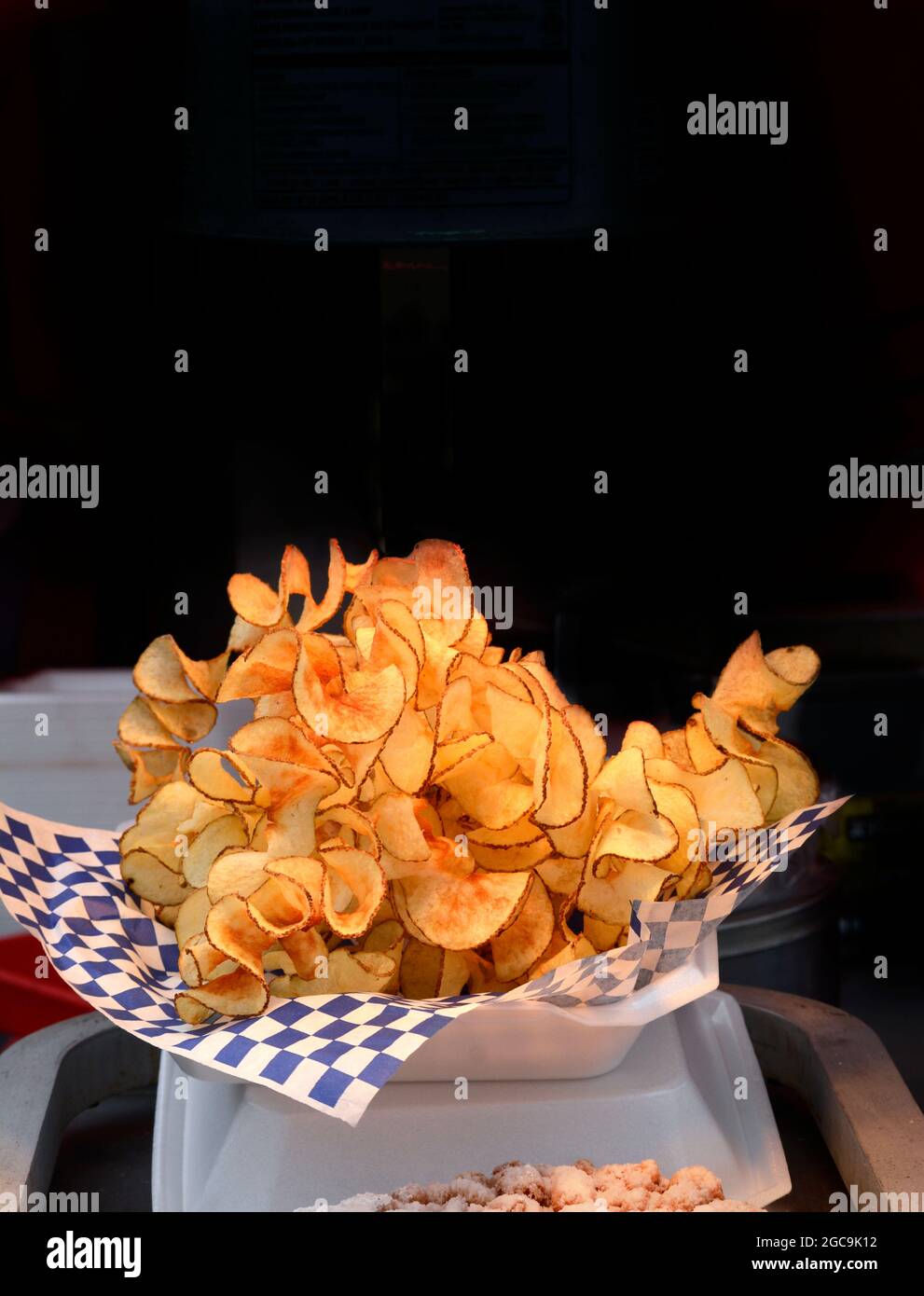 Eine Portion lockiger Kartoffelchips oder Bandfrites zum Verkauf an einem Outdoor-Food-Stand in Santa Fe, New Mexico. Stockfoto