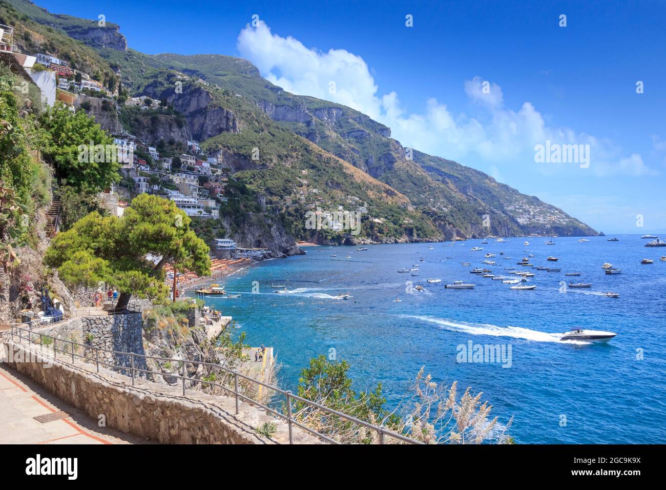 Amalfiküste (Costiera Amalfitana): Panoramablick auf die Stadt Positano in Italien (Kampanien). Stockfoto