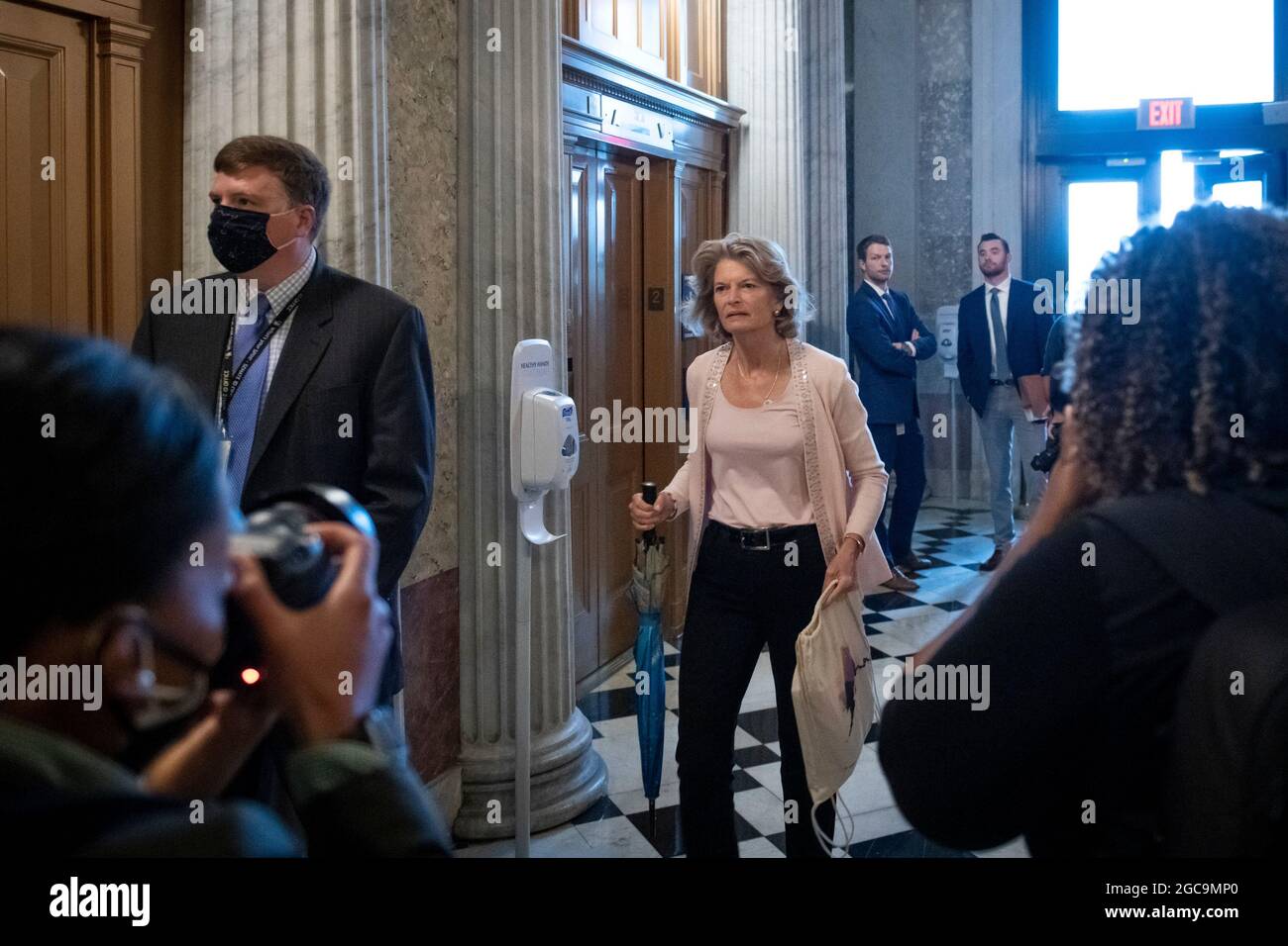 Washington, Vereinigte Staaten. August 2021. Die Senatorin der Vereinigten Staaten, Lisa Murkowski (Republikanerin von Alaska), trifft am Samstag, den 7. August 2021, bei einer Abstimmung im US-Kapitol in Washington, DC, in die Senatskammer ein. Kredit: Rod Lampey/CNP/dpa/Alamy Live Nachrichten Stockfoto