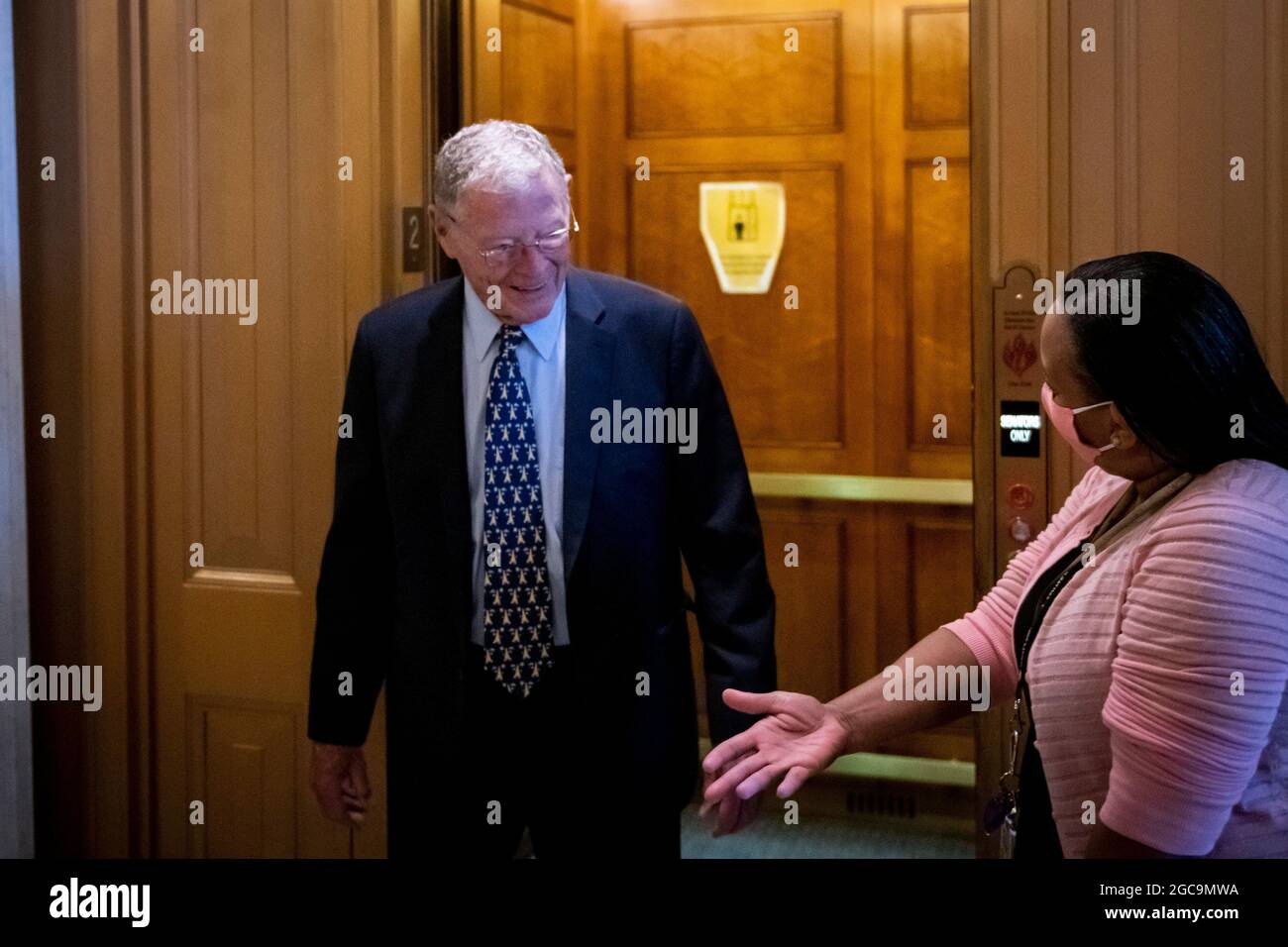Washington, Vereinigte Staaten. August 2021. Der US-Senator Jim Inhofe (Republikaner von Oklahoma) trifft am Samstag, den 7. August 2021, bei einer Abstimmung im US-Kapitol in Washington, DC, in die Senatskammer ein. Kredit: Rod Lampey/CNP/dpa/Alamy Live Nachrichten Stockfoto