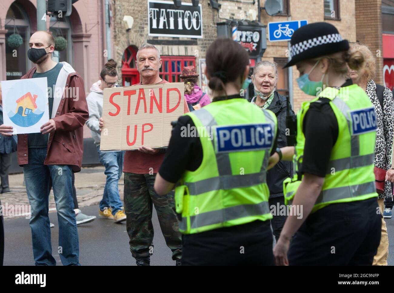 Cambridge, Großbritannien. August 2021. Protestierende halten Plakate während der Demonstration.Extinction Rebellion Aktivisten blockierten eine große Straße in Cambridge in fünf Minuten Abständen, um den Verkehr zu stoppen und die extremen Wetterereignisse aus diesem Jahr und die Art und Weise, wie sich das Klima verändert, hervorzuheben. (Foto von Martin Pope/SOPA Images/Sipa USA) Quelle: SIPA USA/Alamy Live News Stockfoto