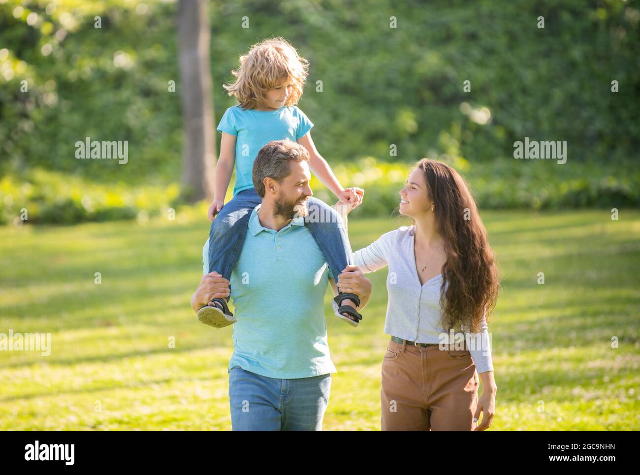 Elternschaft erfordert Liebe. Eltern und Kind im Sommer im Freien. Pflege Eltern und Sohn Stockfoto