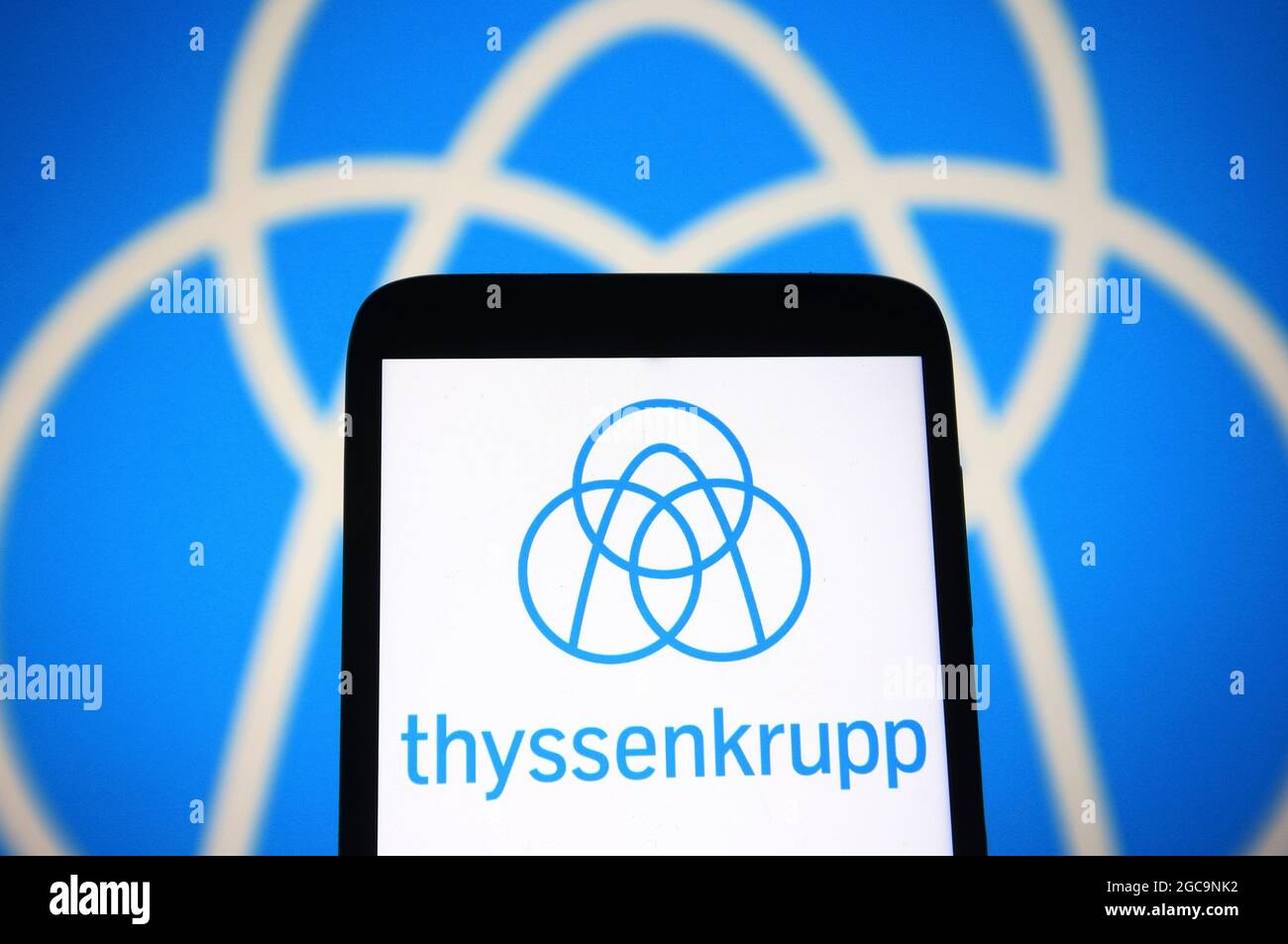 Ukraine. August 2021. Auf dieser Abbildung ist ein Logo der ThyssenKrupp AG auf einem Smartphone-Bildschirm zu sehen. (Foto von Pavlo Gonchar/SOPA Images/Sipa USA) Quelle: SIPA USA/Alamy Live News Stockfoto