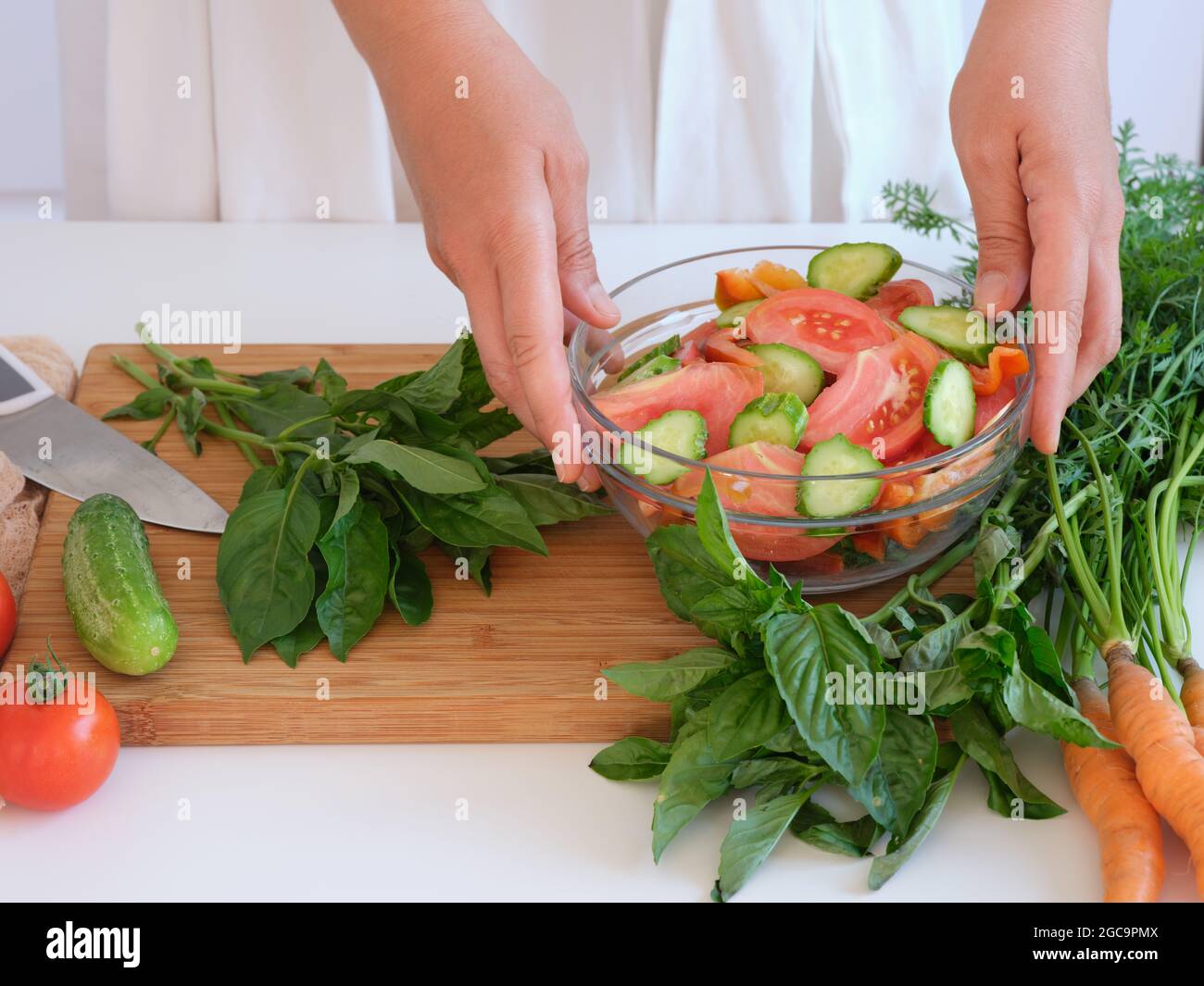 Eine Frau, die in einer Küche einen Salat zubereitet. Nahaufnahme. Stockfoto